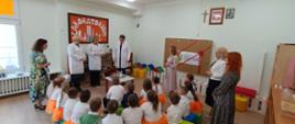 Burmistrz miasta Hajnówka Ireneusz Roman Kiendyś, Zastępca Burmistrza Barbara Sadowska oraz Kierownik Referatu Oświaty Jolanta Stefaniuk podczas wykonywania eksperymentu