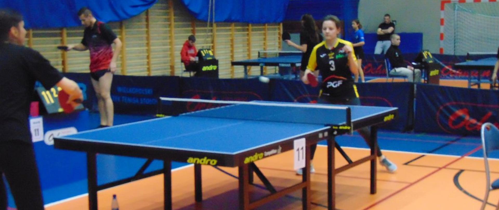 Gra w tenisa reprezentanci Gminy Chodzież