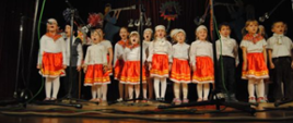 Dzieci śpiewają na scenie