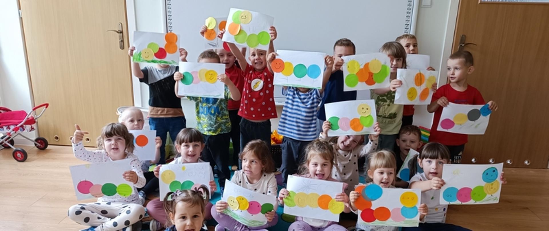 Dzieci pozują do wspólnego zdjęcia z obrazkami kropek