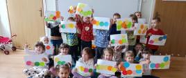 Dzieci pozują do wspólnego zdjęcia z obrazkami kropek