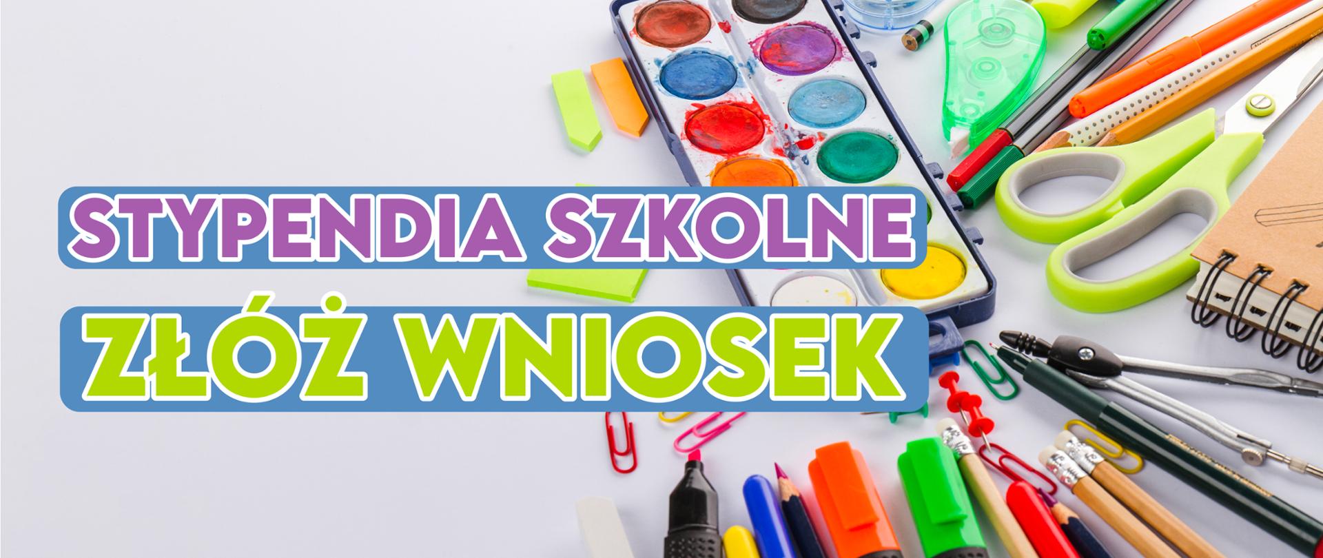 Grafika informująca o możliwości złożenia wniosku o stypendium szkolne. Od lewej: tekst: stypendia szkolne, złóż wniosek. Po prawej kolorowe przybory szkolne - nożyczki, kredki mazaki, ołówki itp.