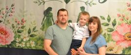 Widownia - dumni rodzice i dziadkowie pozują z dziećmi