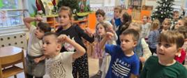 Dzieci w trakcie ćwiczeń