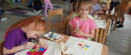 Dzieci w trakcie zabawy w przedszkolu - malowanie toreb