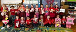 Dzieci pozują do wspólnego zdjęcia - celebrujemy Walentynki