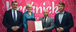Starosta Kraśnicki Andrzej Rolla, Wicestarosta Kraśnicki Paweł Kudrel oraz Przewodniczący Rady Powiatu Kraśnickiego Jacek Dubiel wręczają Radnej Sejmiku Województwa Lubelskiego Annie Baluch akt powołania Pani Radnej na Pełnomocnika Starosty Kraśnickiego do Spraw Współpracy z Kołami Gospodyń Wiejskich.