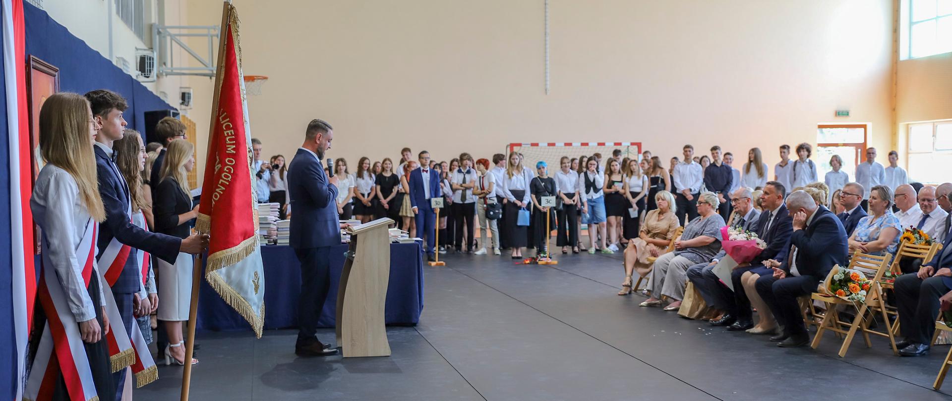 Zdjęcie przedstawia uczniów wraz z przedstawicielami władz parlamentarnych i samorządowych oraz z Dyrekcją Zespołu Szkół nr 2 w Kraśniku podczas uroczystości zakończenia roku szkolnego 2023/2024. 