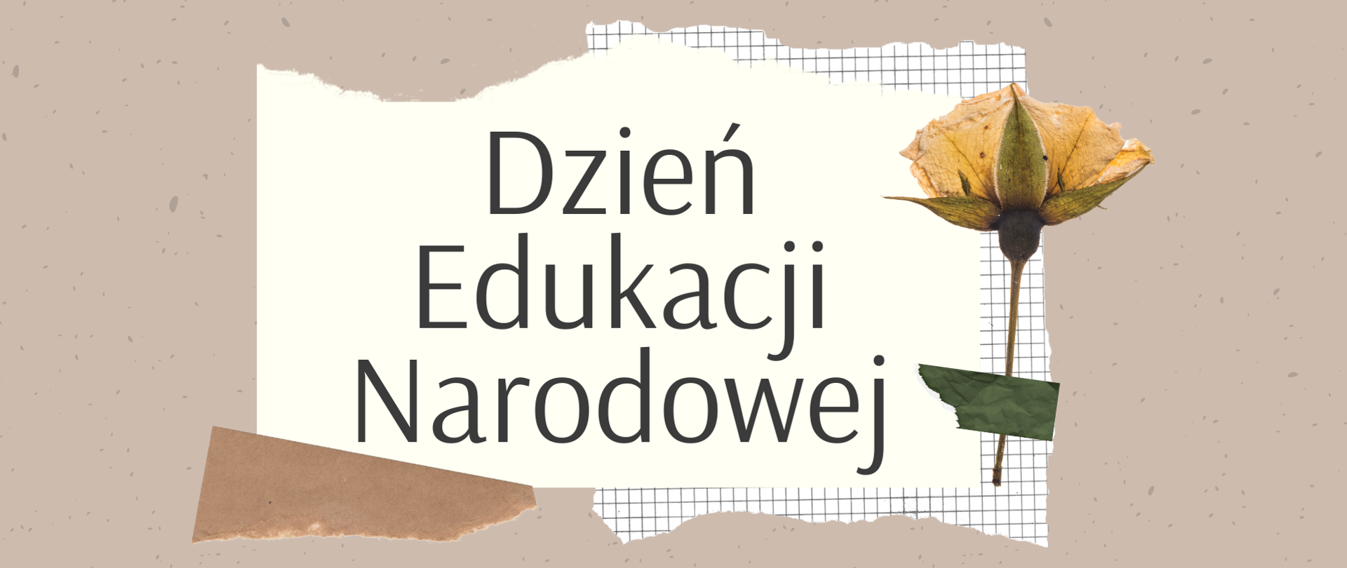 Kartka w kolorze kawy z mlekiem na której jest naklejony suszony kwiat i biała kartka z napisem " Dzień Edukacji Narodowej"