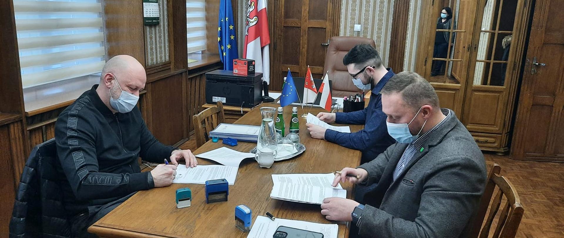 Podpisanie umowy - ścieżka wokół Jeziora Królewskiego