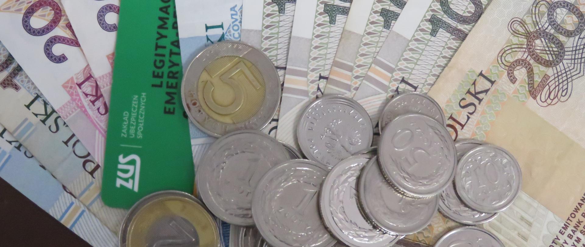 ZUS z urzędu wypłaci trzynastą i czternastą emeryturę - zdjęcie banknotów 
