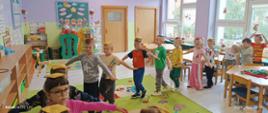 Przedszkolaki wykonują ćwiczenia