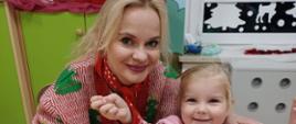 Mama z dzieckiem pozuje do zdjęcia w trakcie zajęć plastycznych