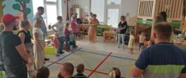 Dzieci i rodzice w trakcie zajęć w sali przedszkolnej