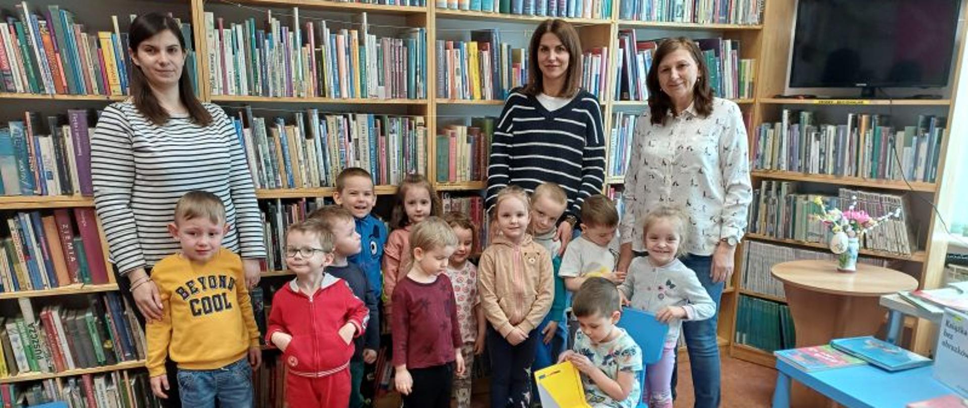 Dzieci pozują do wspólnego zdjęcia wraz z opiekunami