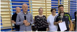 Starsi laureaci podczas odbioru nagród. 