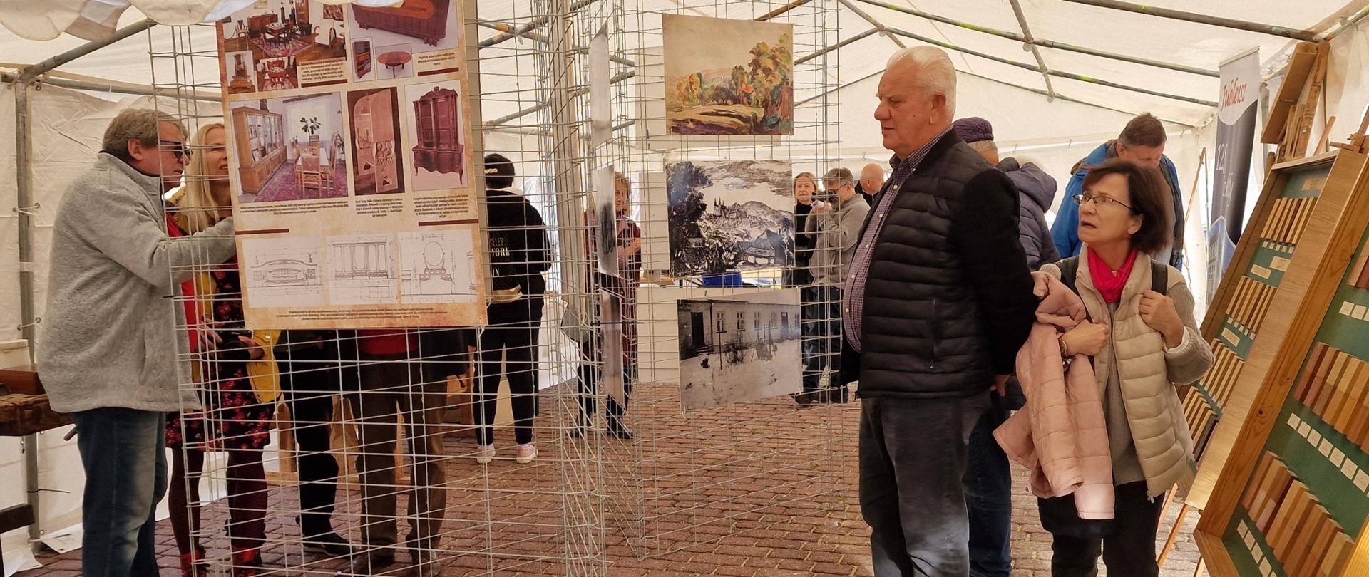 Na zdjęciu znajdują się licznie zebrane osoby, które uczestniczą w Pikniku Integracyjnym "Sikorówki 2024", które są Świętem Tradycji i Rzemiosła