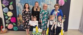 Dyrektor Przedszkola, nauczycielki i laureaci konkursu pozują do zdjęcia