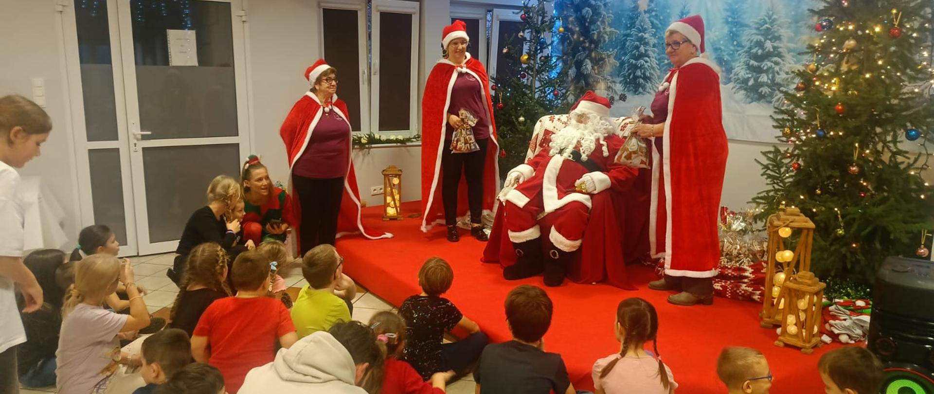 Święty Mikołaj z dziećmi