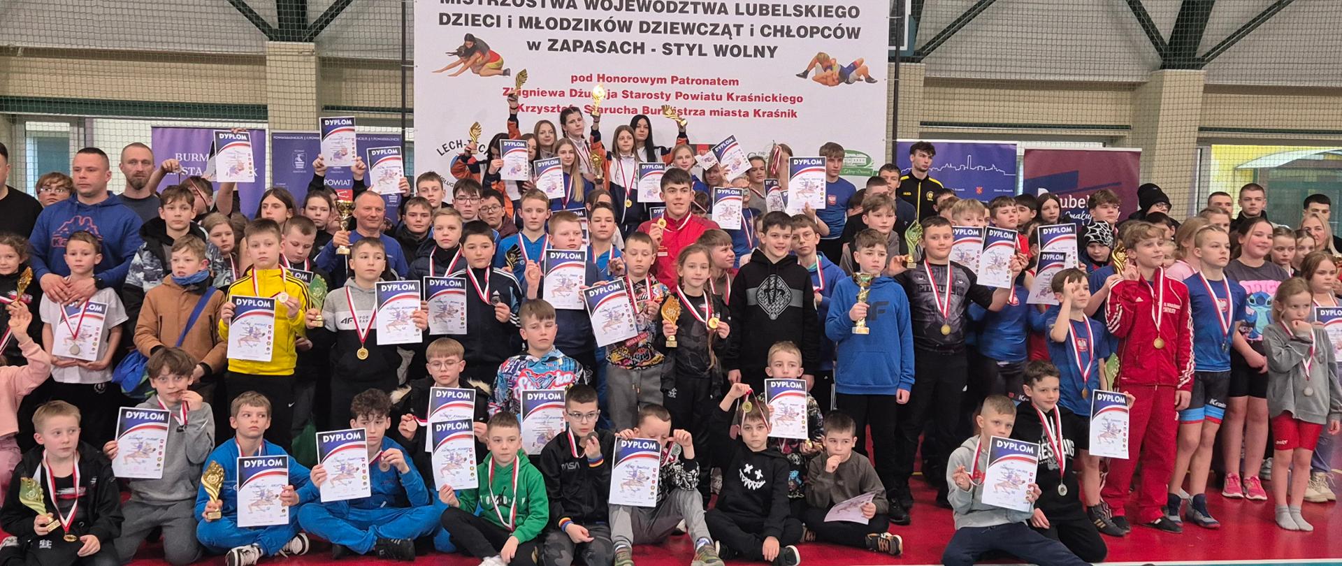 Uczestnicy turnieju wraz z dyplomami, medalami i pucharami po uroczystym podsumowaniu turnieju