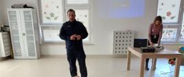Funkcjonariusze Policji stoją przed dziećmi, prowadzą wykład
