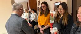 Pracownice ZGKiM otrzymują tulipany od zastępcy Wójta Mieczysława Kurek