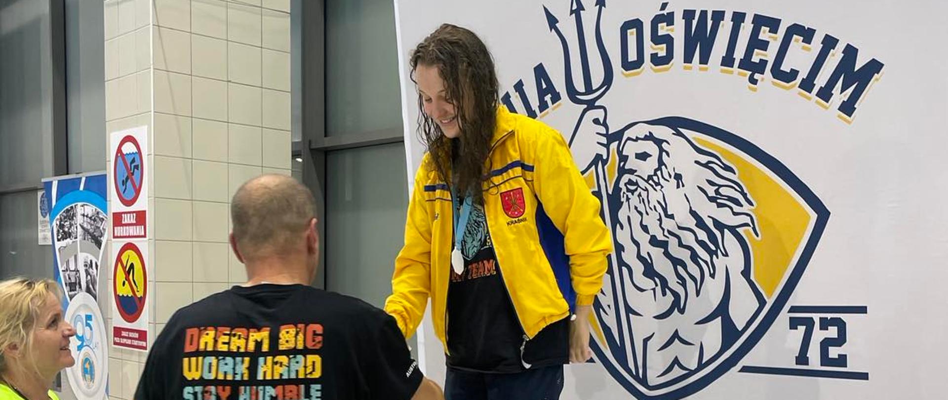 Anna Wilk na podium podczas wręczania gratulacji