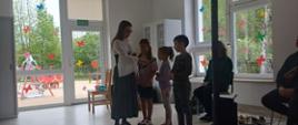 Dzieci biorą udział w zadaniach, wyznaczonych przez artystów