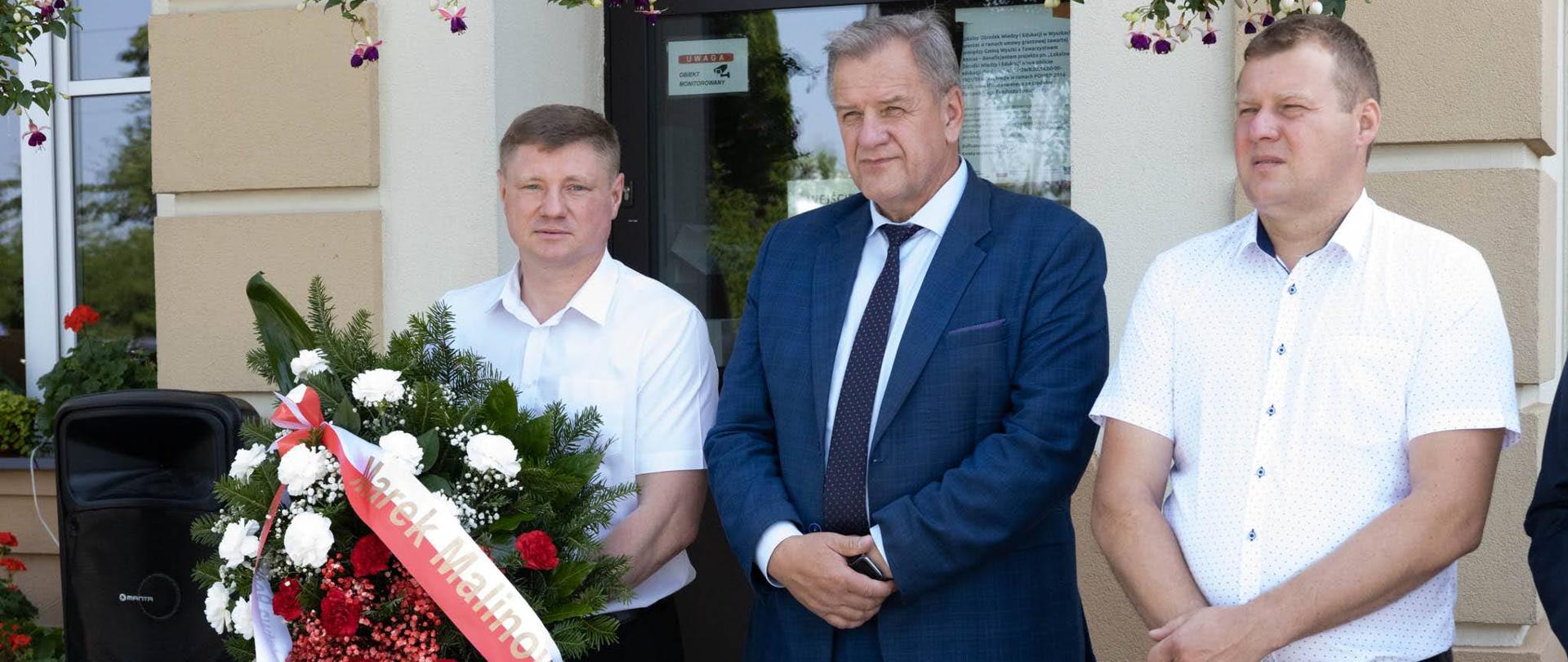 Starosta bielski Sławomir Jerzy Snarski, wicemarszałek województwa podlaskiego Marek Malinowski oraz wójt gminy Wyszki Mariusz Korzeniewski oddali hołd patronowi topczewskiej szkoły ks. Franciszkowi J. Falkowskiemu