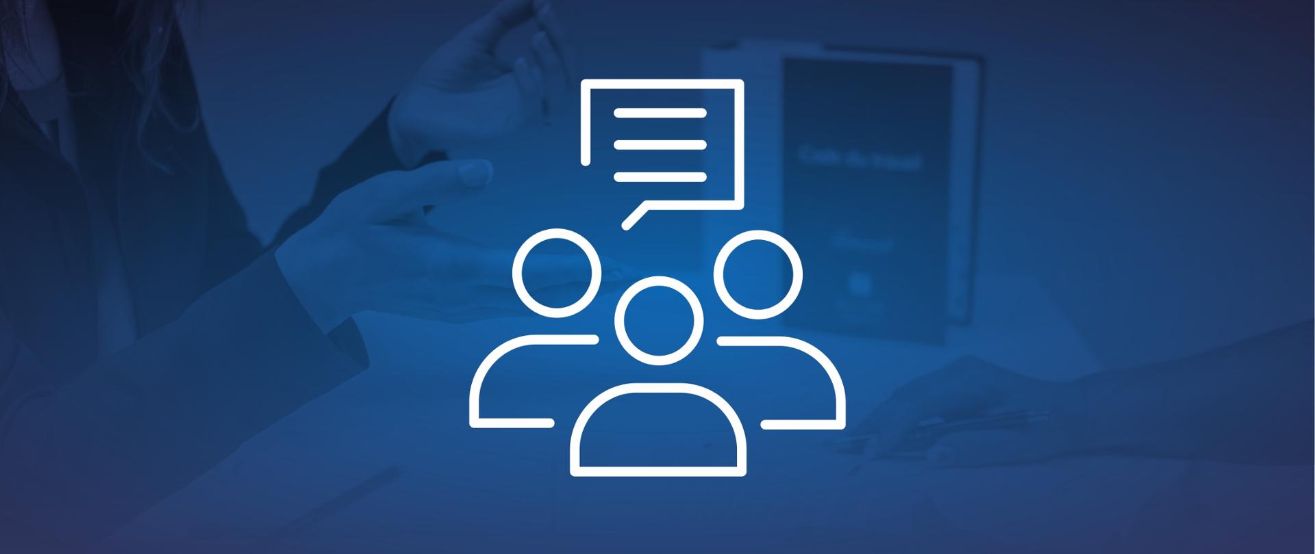 Grafika informacyjna w odcieniach koloru niebieskiego, przedstawiająca białą ikonę trzech osób z dymkiem dialogowym na tle rozmytego zdjęcia dłoni osób rozmawiających przy biurku.