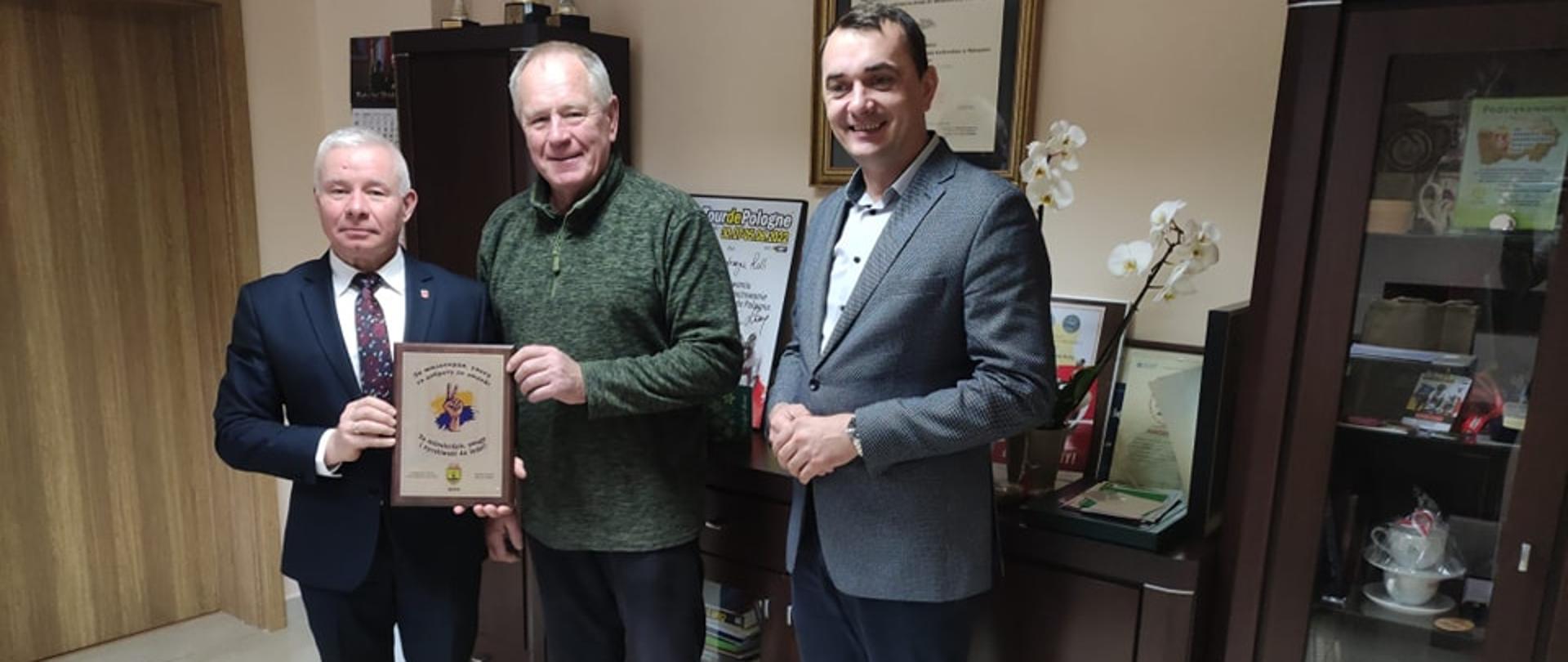 Zebrana pomoc została przekazana przedstawicielowi partnerskiego samorządu