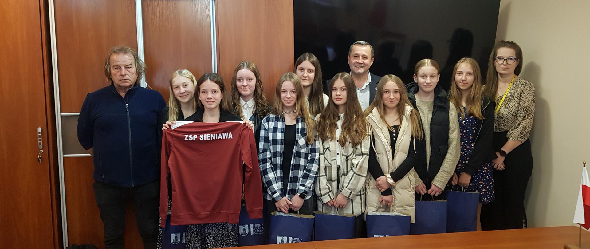 Uroczystość wręczenia dresów z herbem Gminy Raba Wyżna młodym zawodniczkom ze Szkoły Podstawowej w Sieniawie