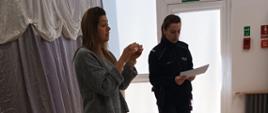 Dzieci słuchają wykładu przedstawicielek Policji