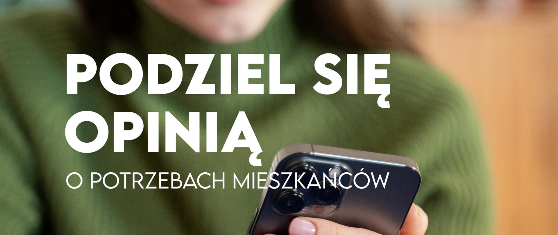 Grafika promująca ankietę dla mieszkańców Konstantynowa Łódzkiego. Na zdjęciu kobieta trzyma smartfon, a na grafice widoczny napis „Podziel się opinią o potrzebach mieszkańców” oraz logotypy miasta i MOPS.