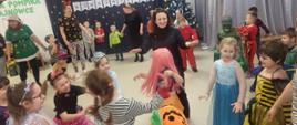Dzieci w strojach karnawałowych podczas zabawy