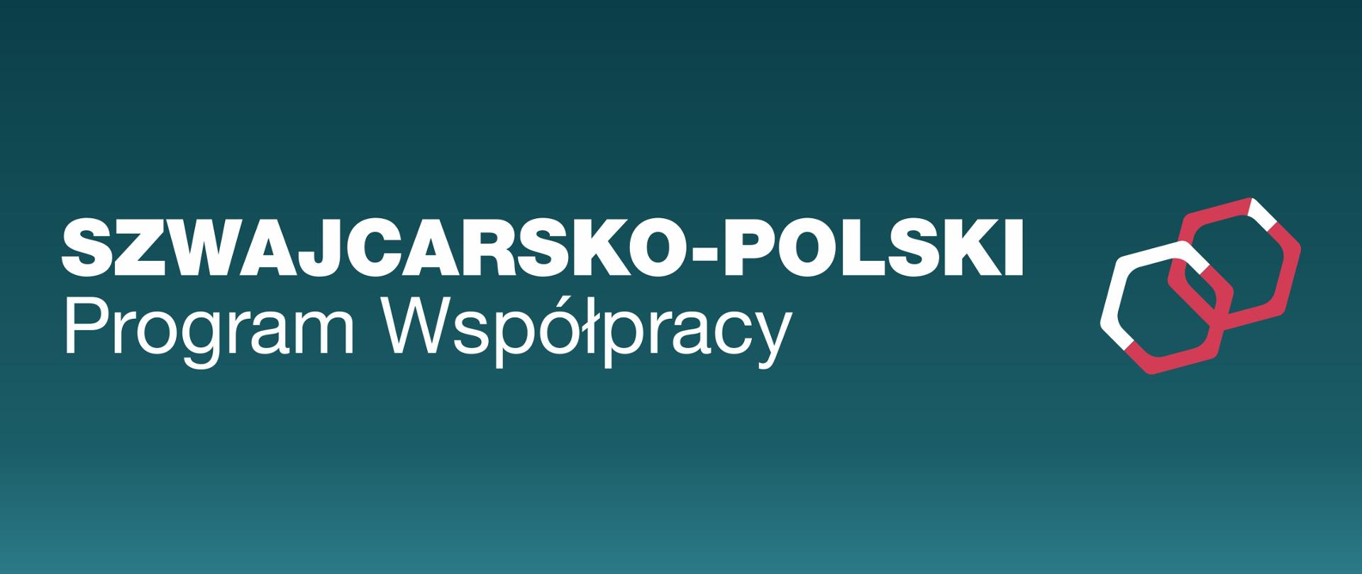 Logo Szwajcarsko-Polskiego Programu Współpracy na ciemnozielonym, cieniowanym tle. Po lewej stronie znajdują się napisy: duży, biały tekst „SZWAJCARSKO-POLSKI” oraz mniejszy, biały tekst „Program Współpracy”. Po prawej stronie widocznym elementem jest grafika przedstawiająca dwa połączone ze sobą kontury wielokątów w kolorach białym i czerwonym.