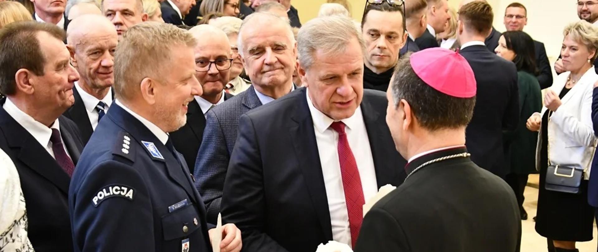 Starosta Sławomir Snarski podzielił się opłatkiem z ks. biskupem Sawczukiem, składając mu świąteczne i noworoczne życzenia