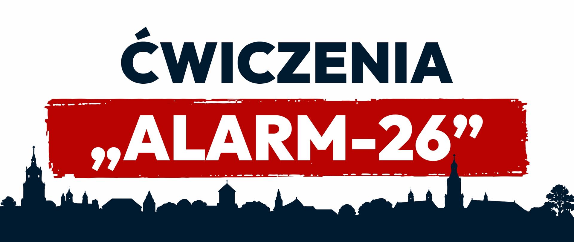 Grafika na białym tle. Na górze ciemnoniebieski napis ĆWICZENIA. Pod nim poziomy, czerwony, postrzępiony pasek z białym napisem w cudzysłowie ALARM-26. Na samym dole, wzdłuż dolnej krawędzi, ciemnoniebieska sylweta miasta.