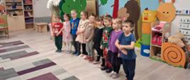 Dzieci w trakcie śpiewania kolędy, stoją w sali zabaw