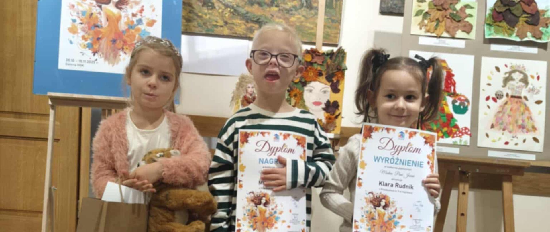 Nasi laureaci pozują do zdjęcia