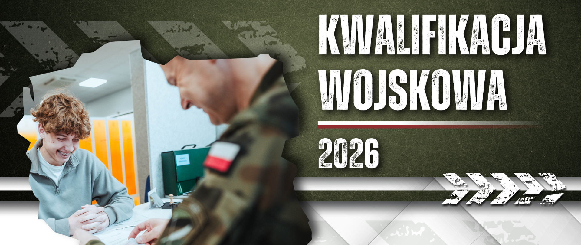 Uśmiechnięty chłopiec siedzi na przeciwko uśmiechniętego wojskowego w mundurze. Wojskowy trzyma w prawym ręku dowód osobisty. Kwalifikacja wojskowa 2026