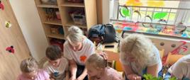 Zajęcia z okazji Dnia Mamy - mamy z przedszkolakami podczas zajęć
