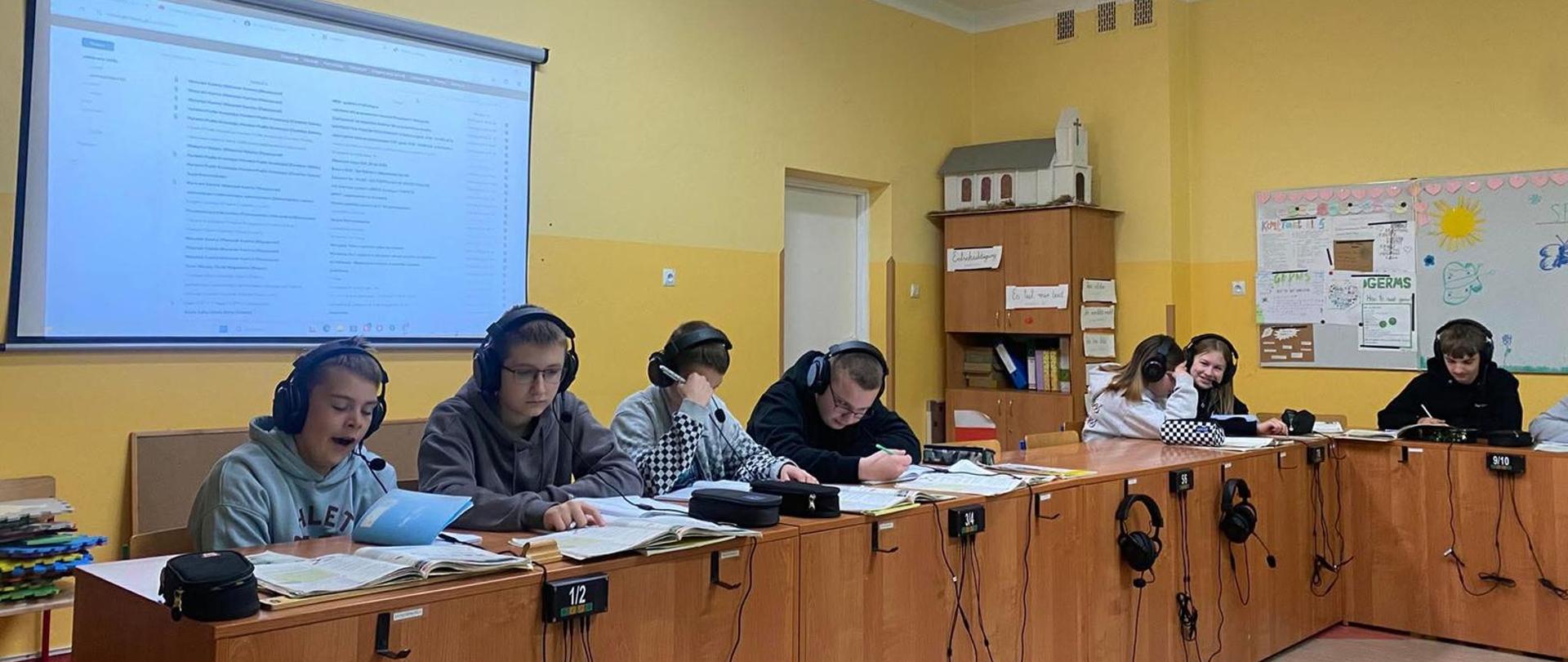 Doposażenie pracowni językowej i szkolnych korytarzy w Szkole Podstawowej w Warzycach