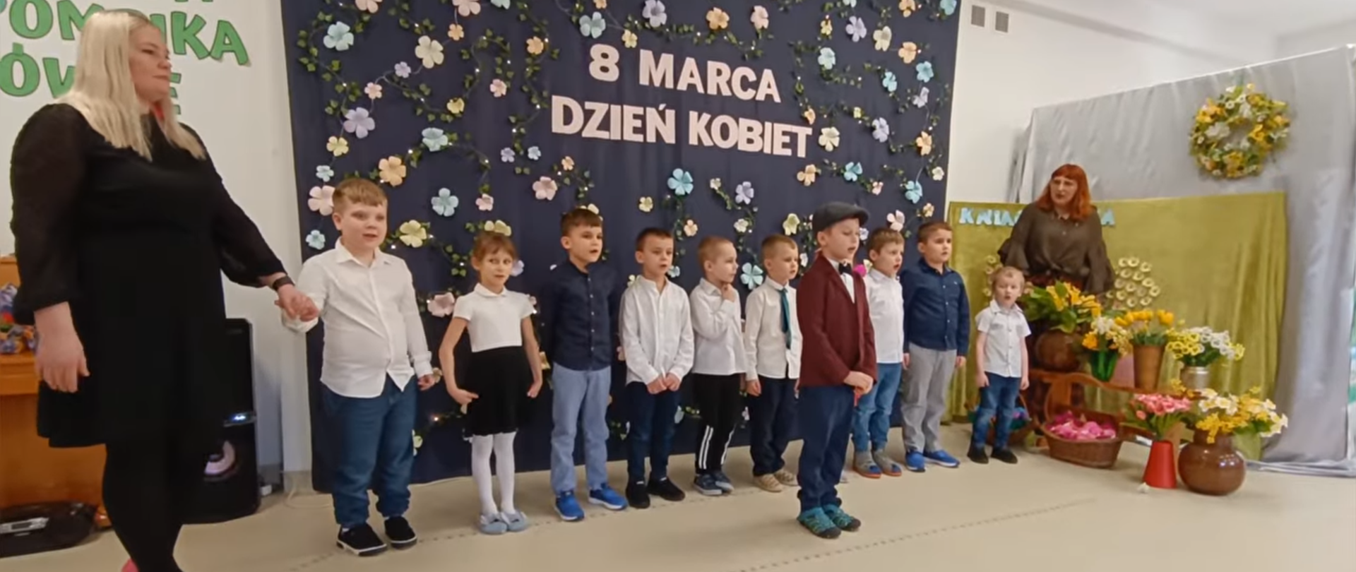 Kadr z filmu - Panie nauczycielki wraz z dziećmi prezentują repertuar artystyczny 
