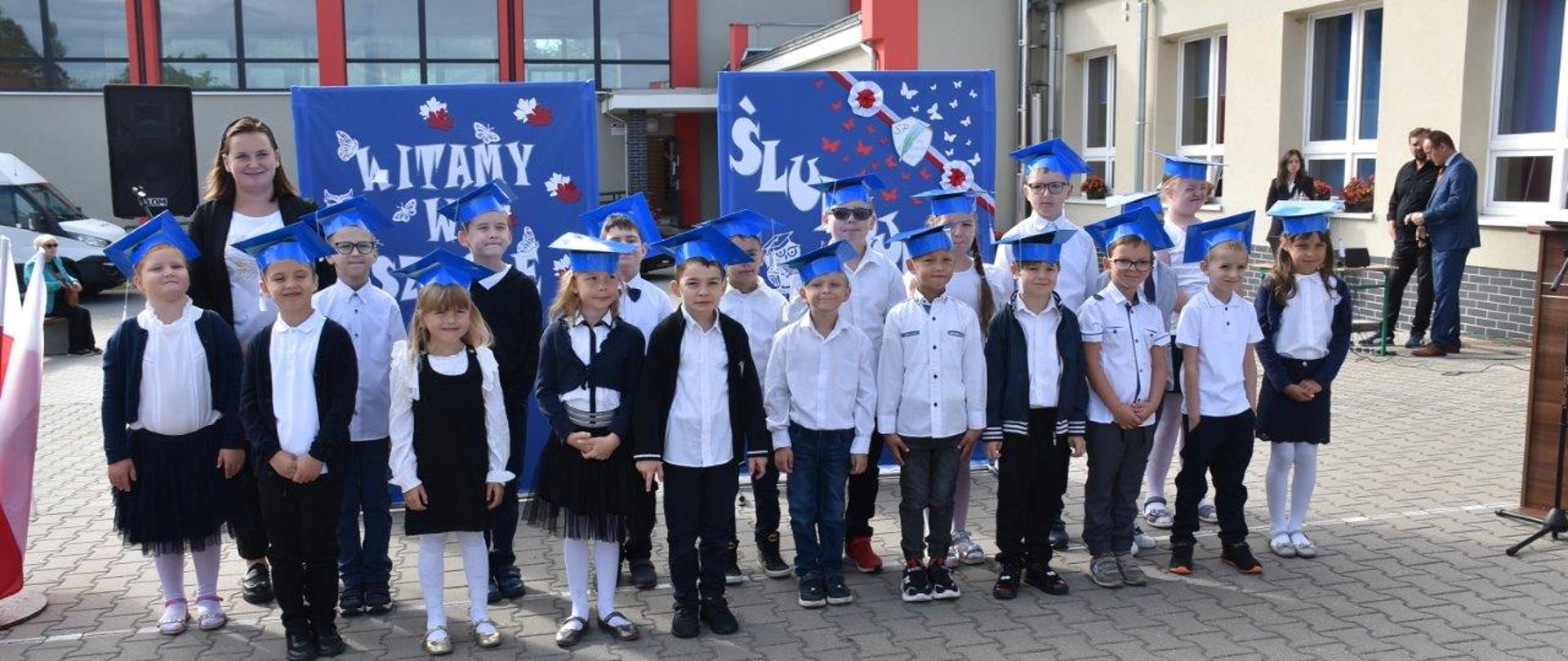 Uczniowie I klasy szkoły podstawowej