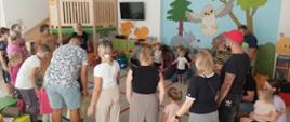 Dzieci i rodzice w trakcie zajęć w sali przedszkolnej