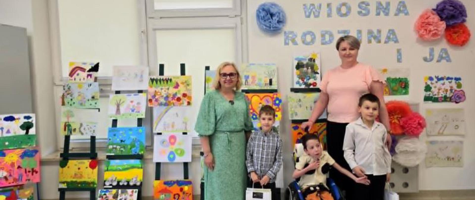 Pani Dyrektor wraz z nauczycielką i nagrodzonymi przedszkolakami, pozują do zdjęcia