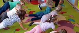 Zajęcia ruchowe - dzieci ćwiczą w sali przedszkolnej