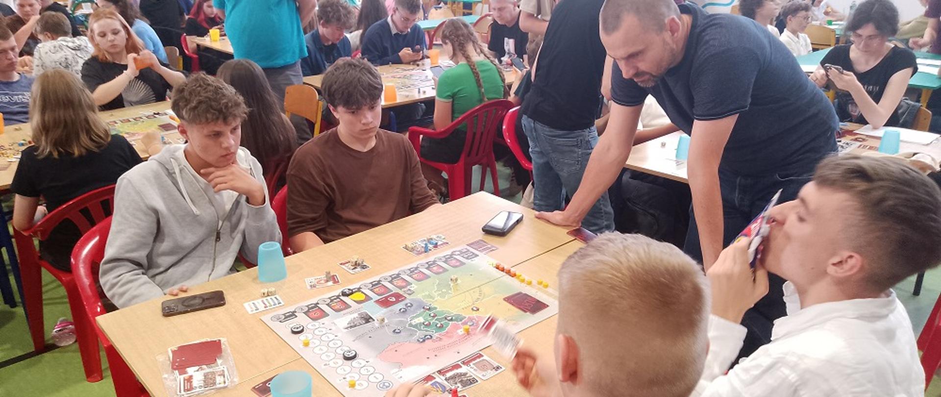 Zwycięzcy II Edycji Olimpiady Historycznych Gier Planszowych IPN - drużyna I LO w Bielsku Podlaskim