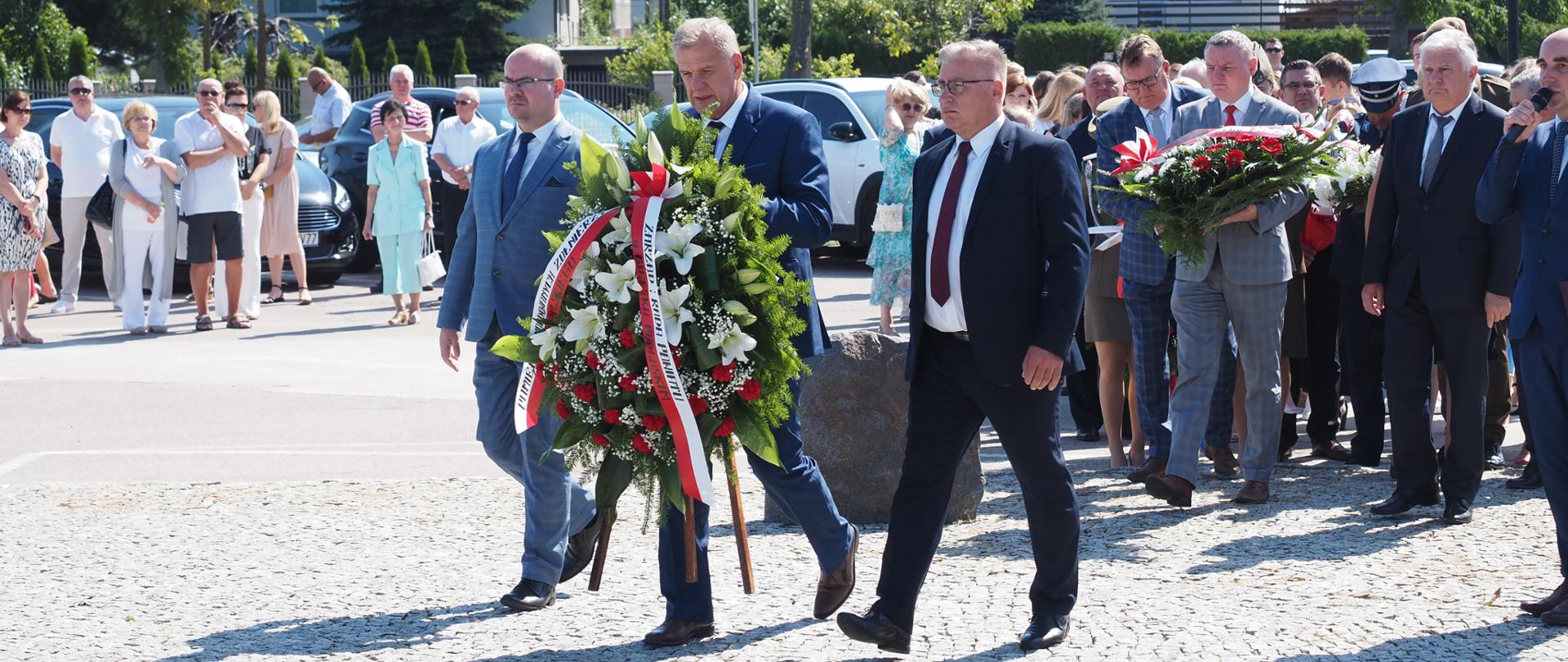 Złożenie wieńców i wiązanek pod pomnikiem Katyńsko-Smoleńskim